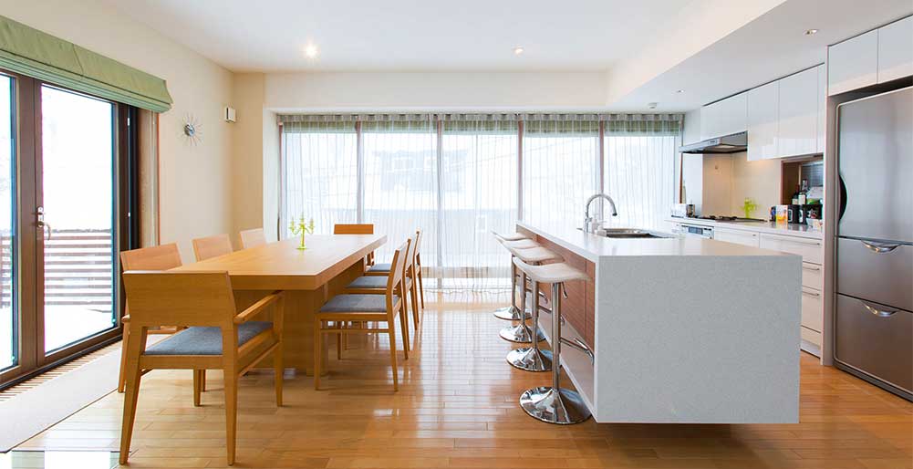 Kita Kitsune Chalet - Gorgeous kitchen and dining area layout