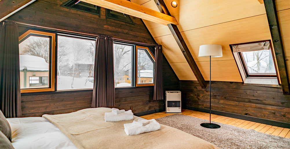 Momiji Lodge - Master bedroom 1 and skylight windows
