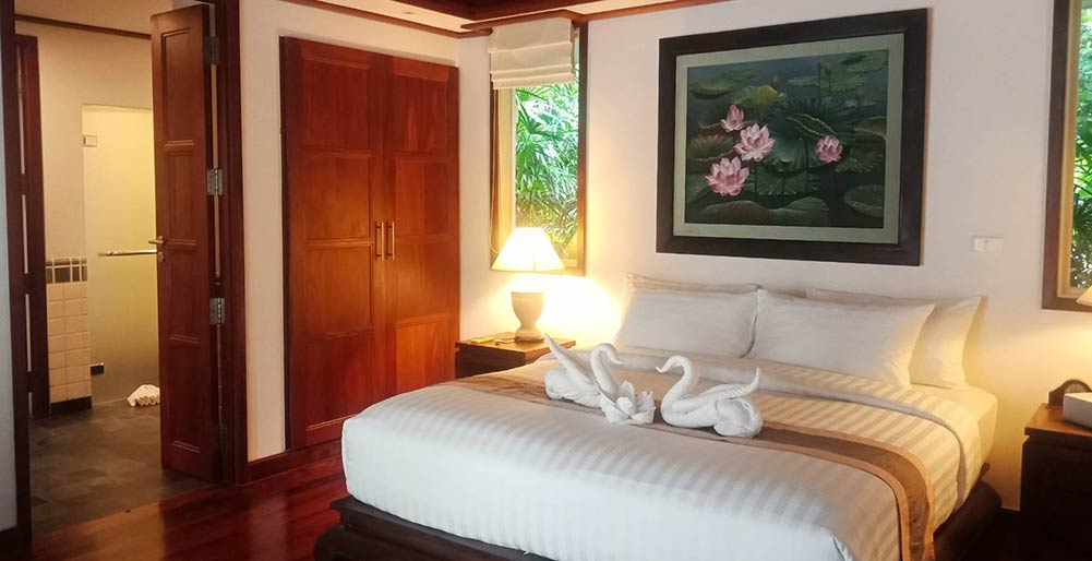 Villa Mauao - Guest bedroom and ensuite bathroom